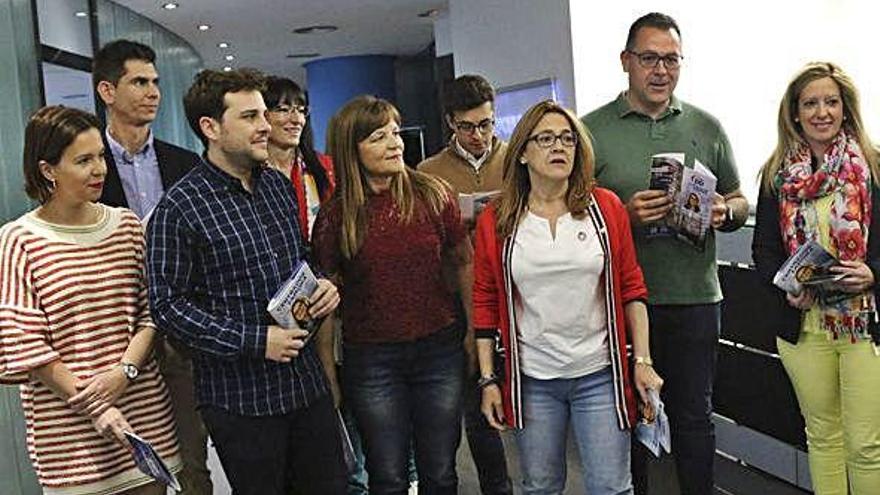 Mayte Martín Pozo rodeada de su equipo durante la presentación del programa.