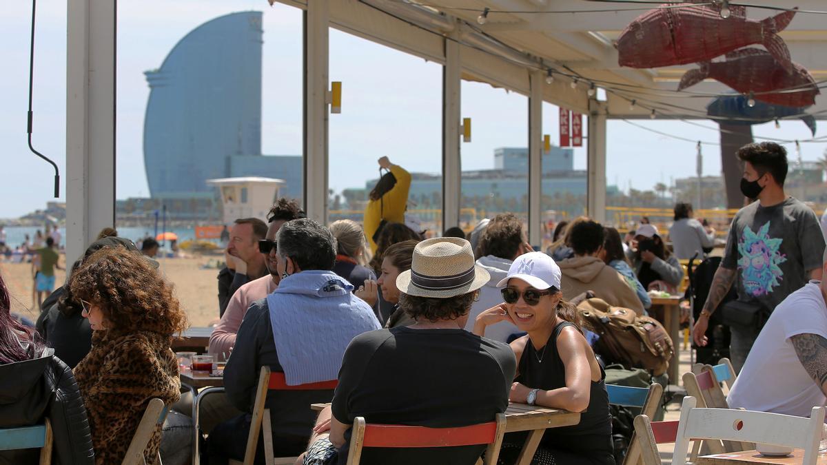 Ambiente en un chiringuito de la Barceloneta, el año pasado.