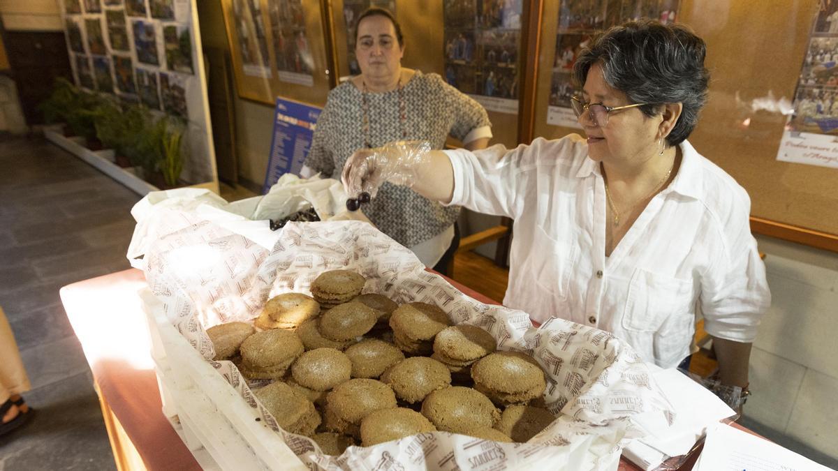 Arminda Villar, voluntaria, vendiendo panolis en la parroquia de la Concepció de Barcelona