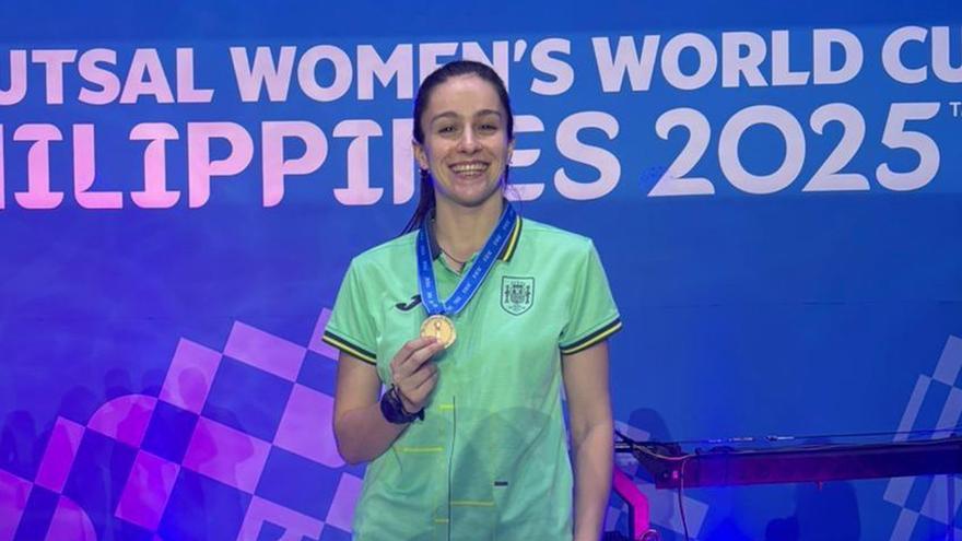Martita posa con la medalla de bronce tras la ceremonia final del Mundial en Filipinas. | Cedida