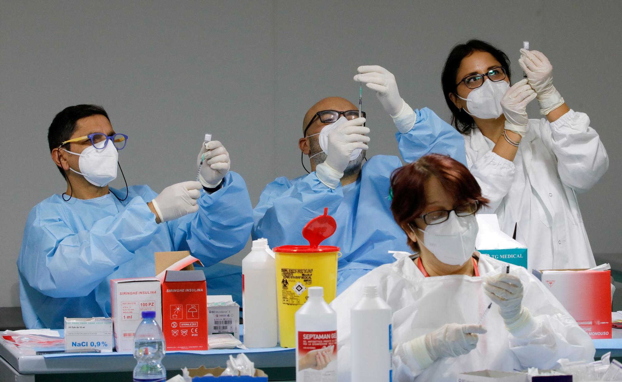 Trabajadores sanitarios preparan dosis de la vacuna COVID-19 de Pfizer-BioNTech en un centro de vacunación contra el coronavirus en Nápoles. Reuters