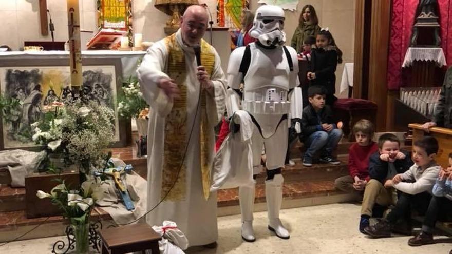 Misas galácticas en una iglesia de Oviedo: un cura usa &quot;Star Wars&quot; para predicar la palabra de Dios