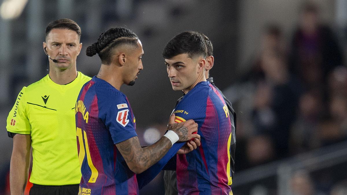 Raphinha entrega el brazalete a Pedri tras su sustitución durante el partido ante el Alavés en el Camp Nou.