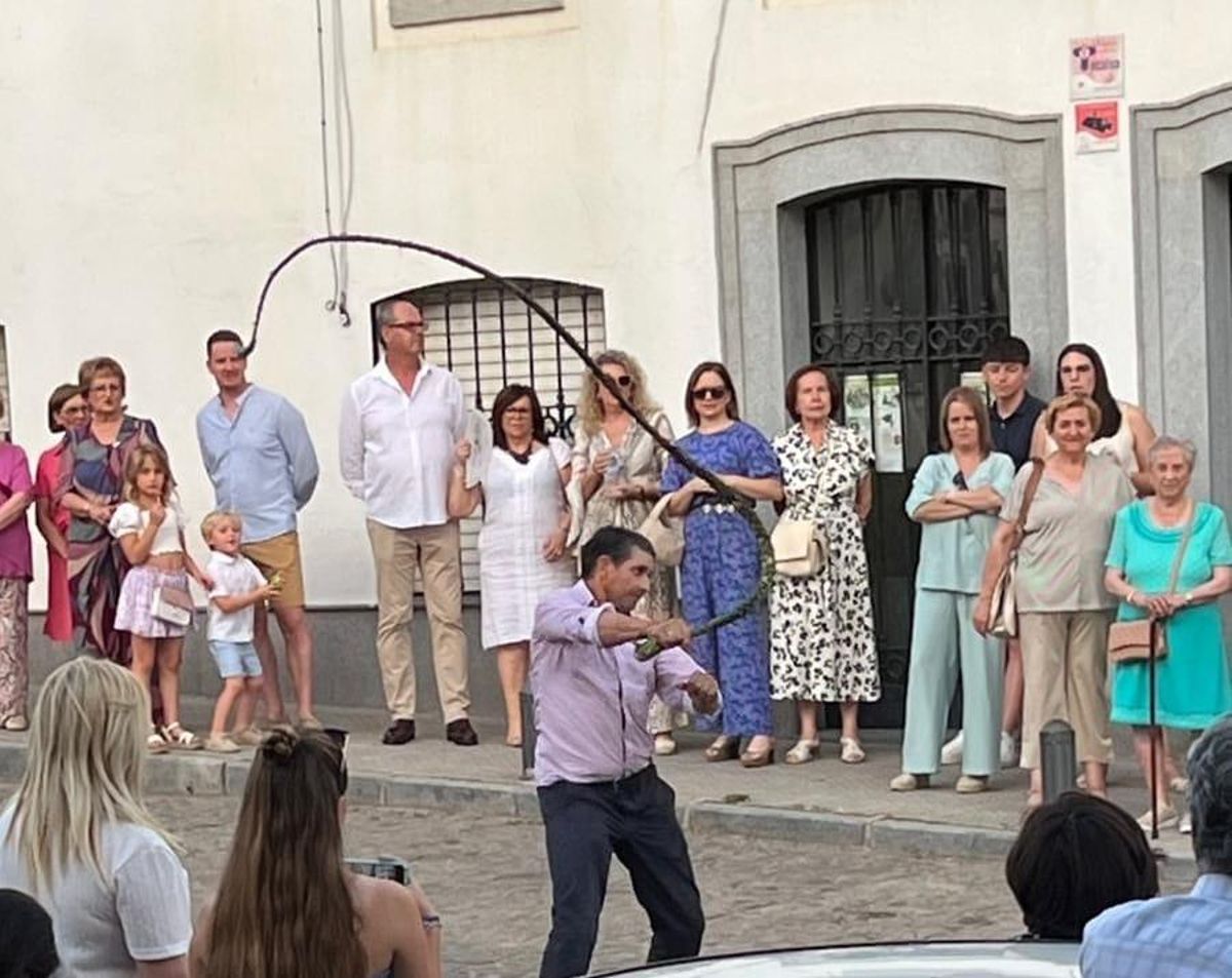 Crujiendo los porros en la procesión del Corpus de Villanueva de Córdoba.