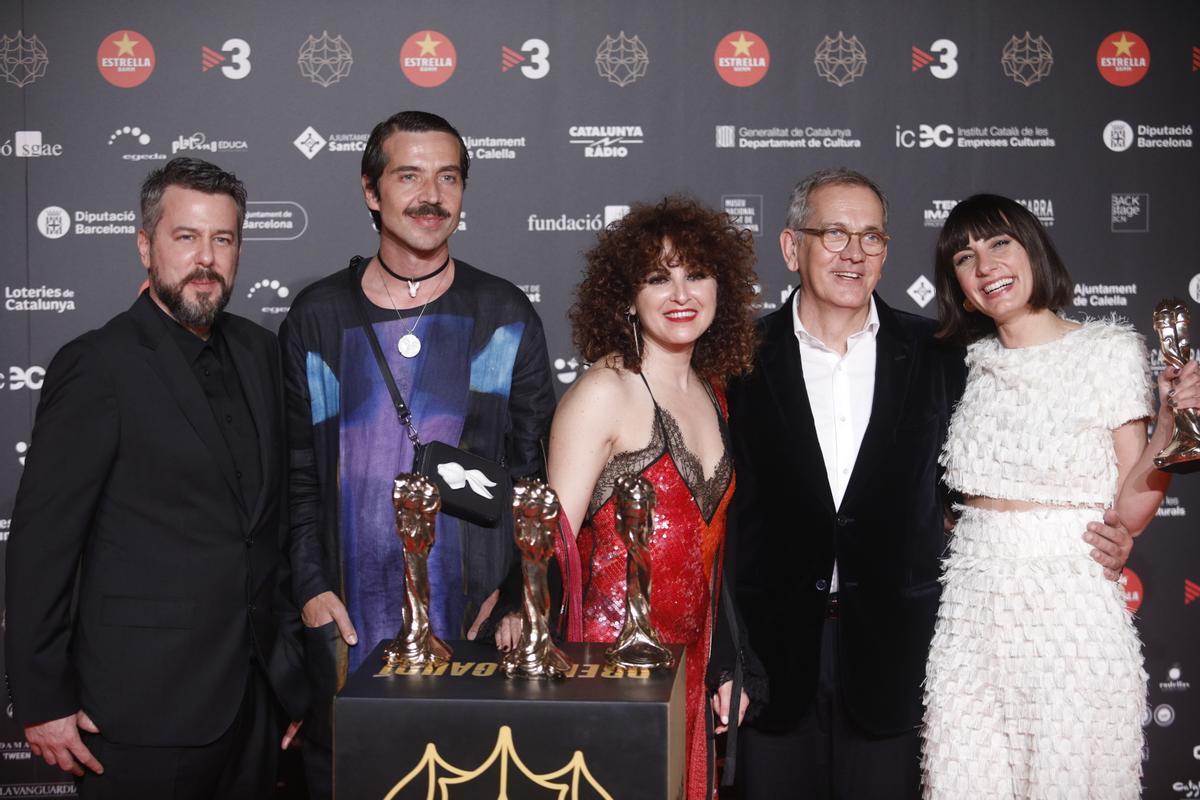 El equipo de la película Las leyes de la frontera posa con sus premios Gaudí .