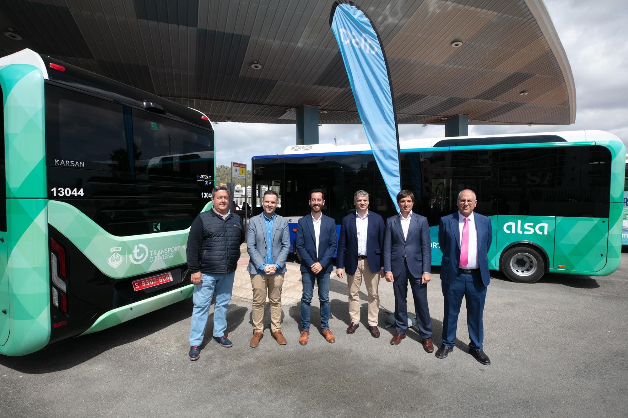 Dos nuevos autobuses eléctricos en Ibiza