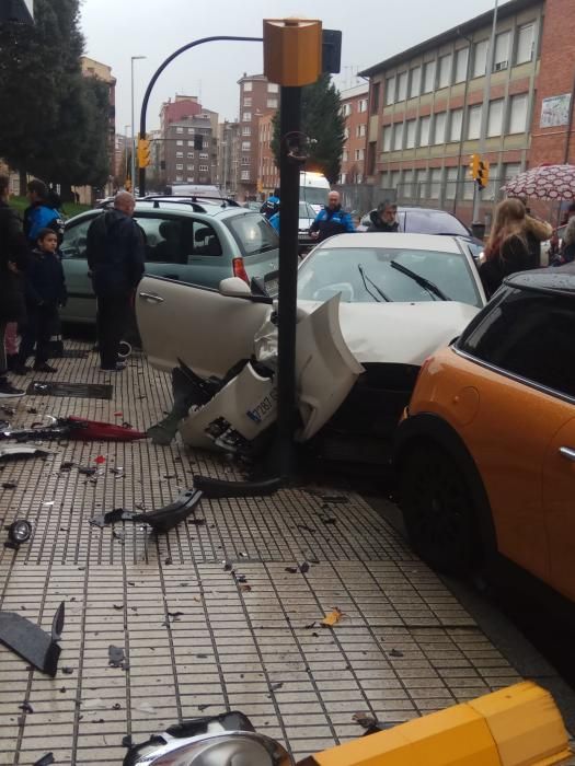 Espectacular accidente de tráfico en Gijón.