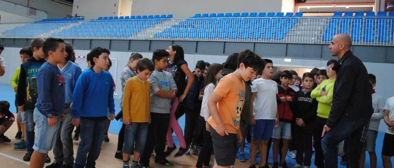 Alumnos del colegio Celestino Montoto, el pasado noviembre, visitando el nuevo polideportivo de Pola de Siero.