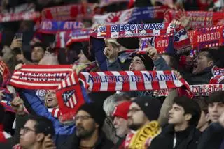 Un centenar de aficionados del Atlético se quedan en tierra horas antes del partido contra el Tottenham