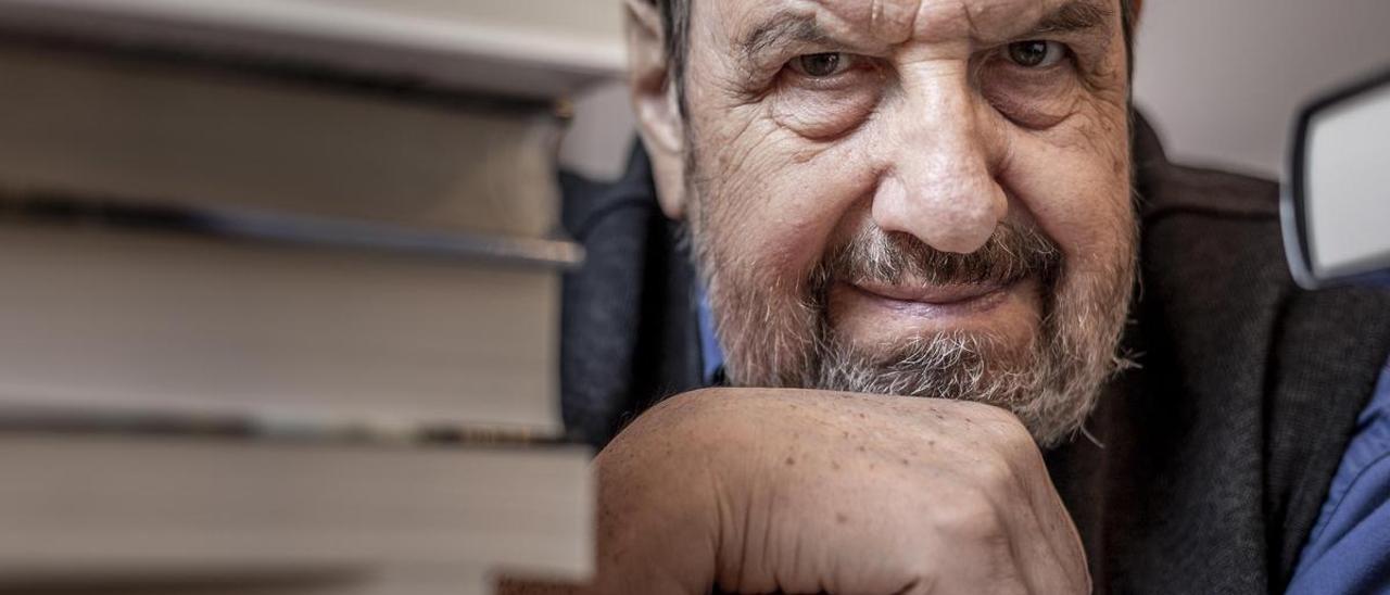 El actor y director Josep Maria Pou, Premi Atlàntida 2022, posa rodeado de libros en la librería Byron.