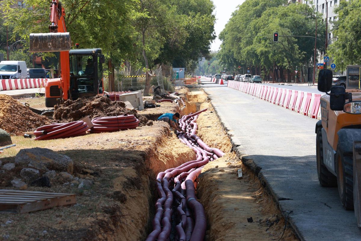09/08/2024 Obras del tranvibús que conecta Sevilla Este con la Estación de trenes de Santa Justa y que está ejecutando el Ayuntamiento de Sevilla, en la Avenida de las Ciencias. A 12 de agosto de 2024, en Sevilla (Andalucía, España).. El Ayuntamiento de Sevilla iniciará durante el mes de julio el periodo de pruebas del Bus de tránsito Rápido (BTR) que unirá el Distrito Sevilla Este-Alcosa-Torreblanca con Santa Justa. La obra, que cuenta con un presupuesto total de 21,2 millones de euros, concluirá en el mes de septiembre de 2025, "una vez que se ultimen los detalles e infraestructuras necesarios para la puesta en marcha total del servicio", según ha informado el delegado de movilidad, Álvaro Pimentel. POLITICA ROCÍO RUZ / EUROPA PRESS