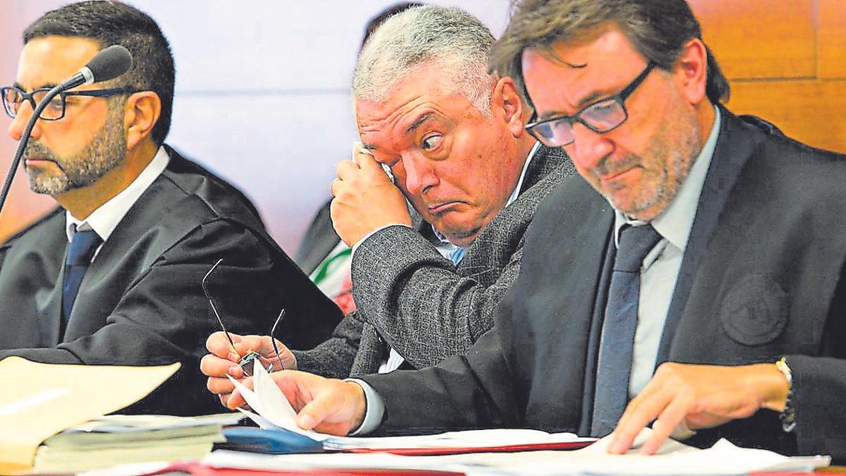 El empresario compostelano Isauro López, en el centro, durante el juicio, en 2015