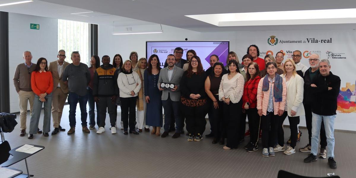 Foto de família dels participants en el taller d'ocupació 2025-2026, la cloenda del qual ha tingut lloc a la BUC.