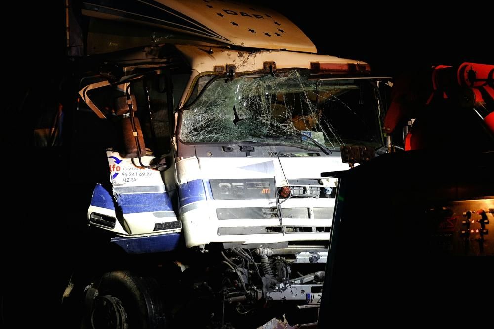 Dos camioneros heridos tras un choque entre Villena y Font de la Figuera