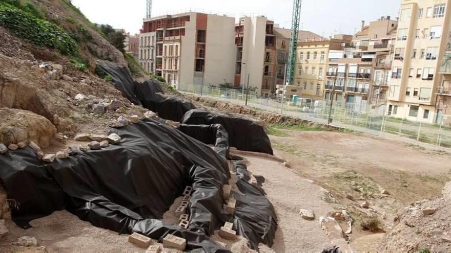 Patrimonio ultima un plan de choque contra los vándalos y el  botelleo en el Molinete