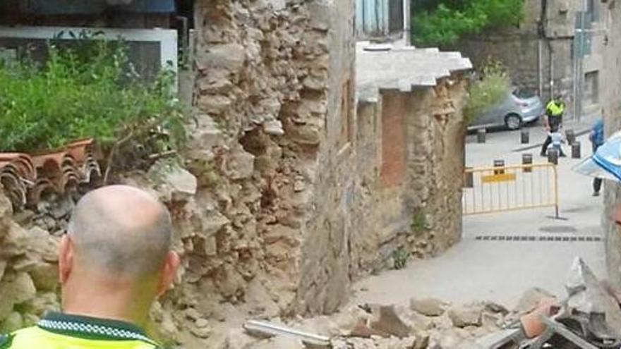 Fan caure un mur del carrer Saleses pel seu estat de deteriorament
