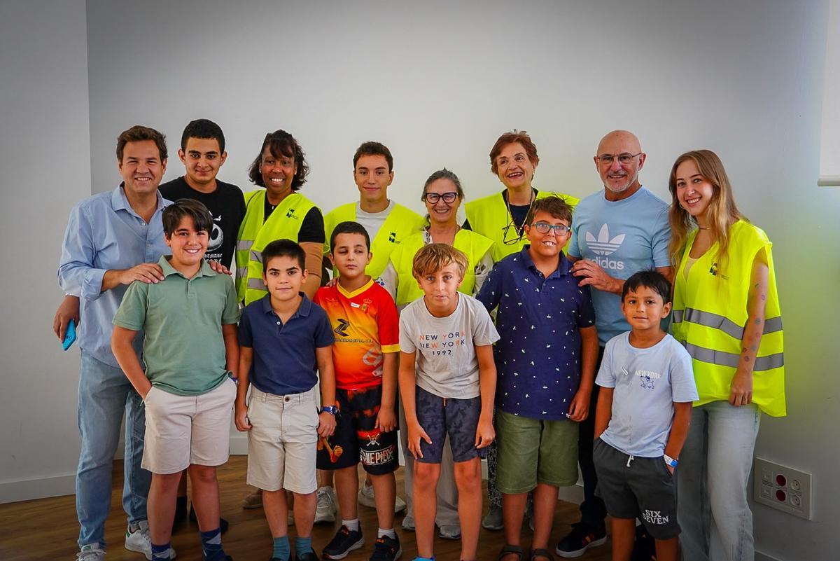Luis de la Fuente visita por sorpresa a los vecinos desalojados por los incendios en Las Rozas.