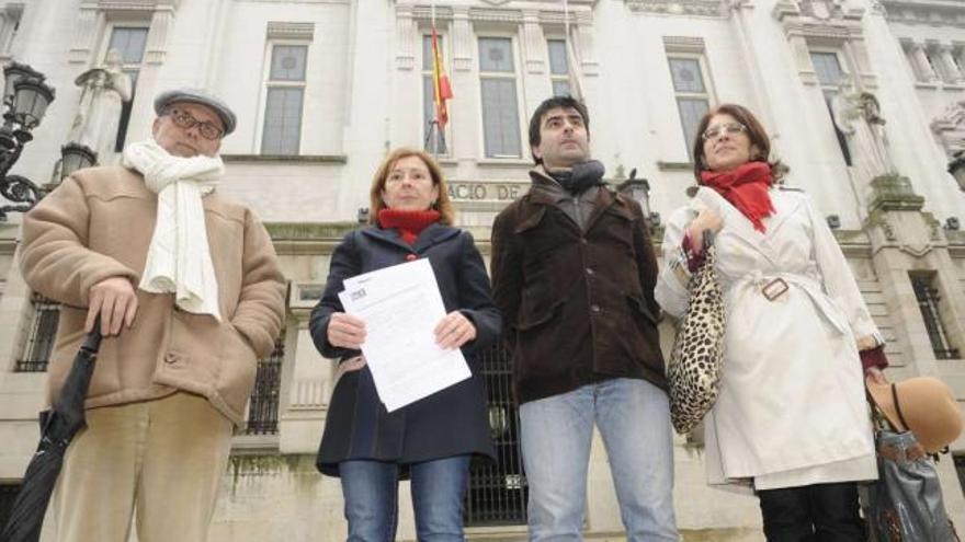 Los concejales socialistas José Nogueira, Mar Barcón, Jesús Fernández y Silvia Longueira, antes de entregar la denuncia. / fran martínez