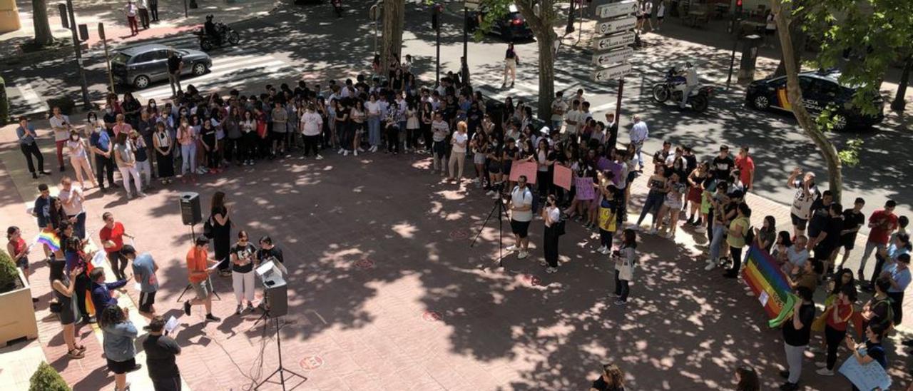 La concentración de ayer en el Ayuntamiento de Xàtiva. | LEVANTE-EMV