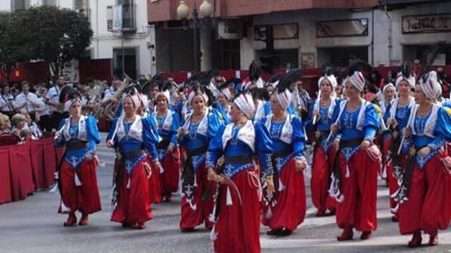 Vecinos vestidos de festeros viajarán en el AVE para promocionar los Moros y Cristianos