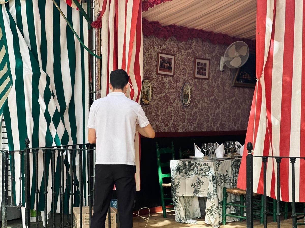 Un trabajador ultima los detalles de una caseta de la Feria de Abril.