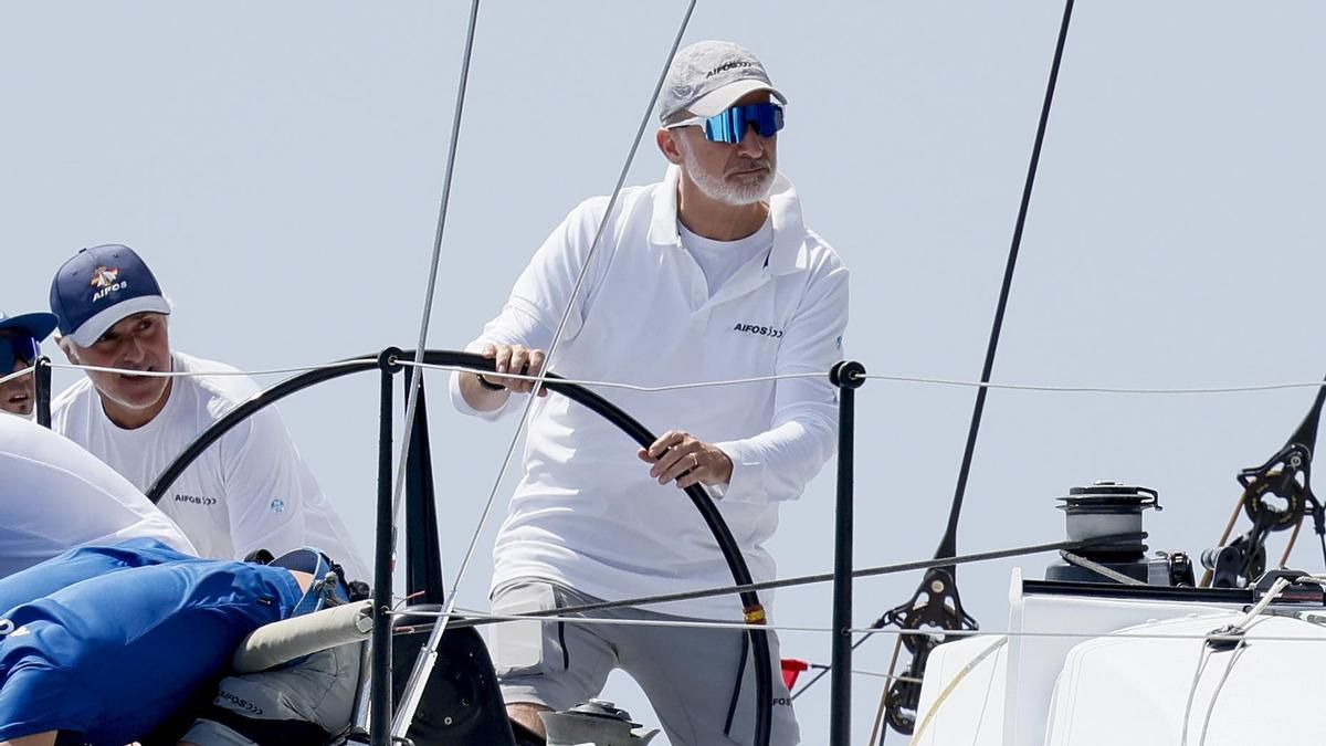 El rey Felipe VI, a la caña del Aifos durante la primera regata de la 43º Copa del Rey Mapfre de vela