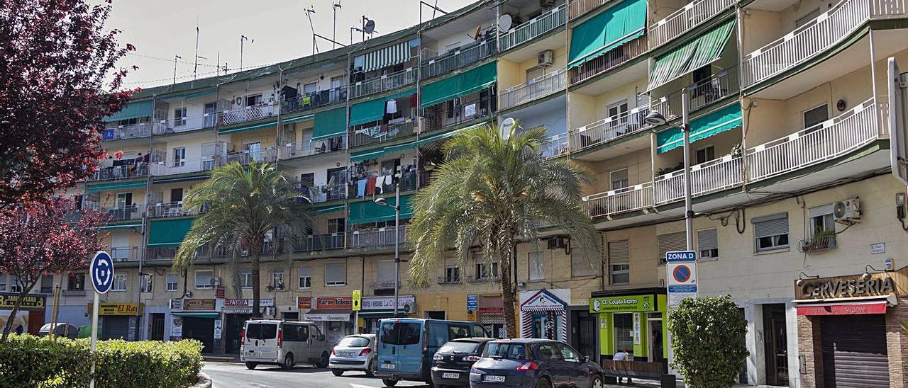 Edificios de más de cincuenta años de antigüedad en la plaza El·líptica de Gandia.                                             ximo ferri | LEVANTE-EMV