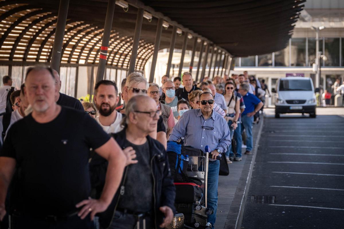 Colas de turistas en espera de un taxi en los exteriores del aeropuerto de Tenerife Sur.