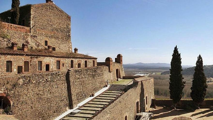 El cavaller i el pati d&#039;armes del castell d&#039;Hostalric, que s&#039;ha de reconvertir en un espai polivalent.