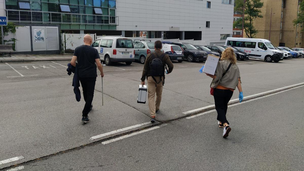 Policías a la salida del hospital Valle del Nalón cuando tuvieron lugar los hechos.