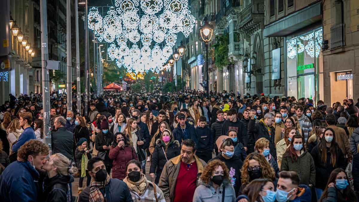 Gente de compras y de paseo en el Portal de l'Àngel de Barcelona, el 11 de diciembre.