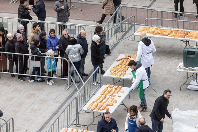 En imágenes | EL PERIÓDICO DE ARAGÓN reparte 20.000 raciones de roscón en la plaza del Pilar por San Valero