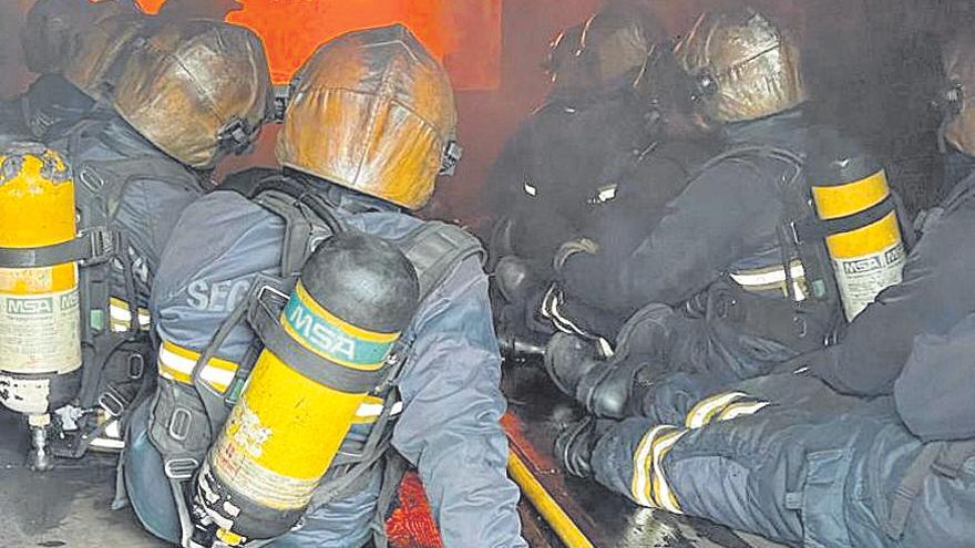 Los bomberos ante un fuego recreado en la instalación de Galicia.