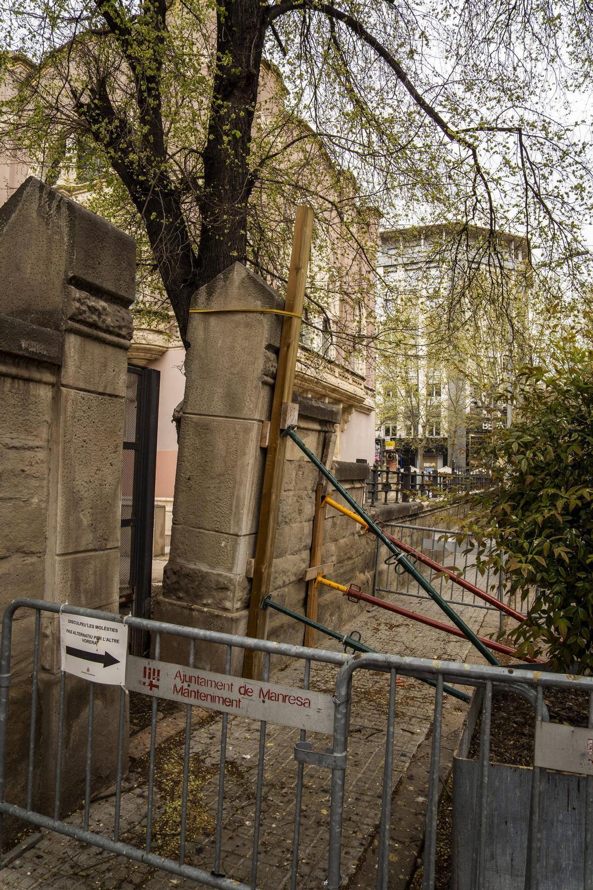 Així d'inclinat es veu el mur pel carrer Arquitecte Oms