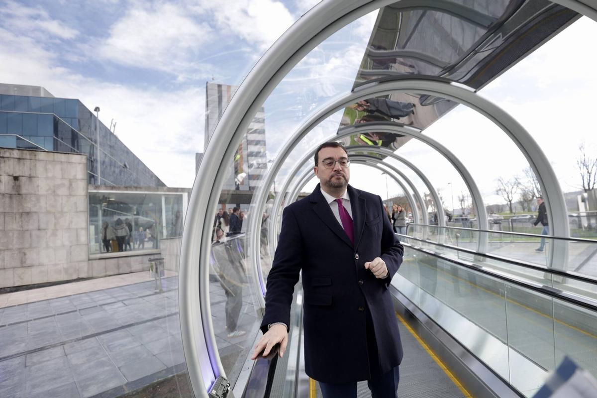 Barbón inaugura los pasillos rodantes  del HUCA y la nueva parada de autobús del hospital.