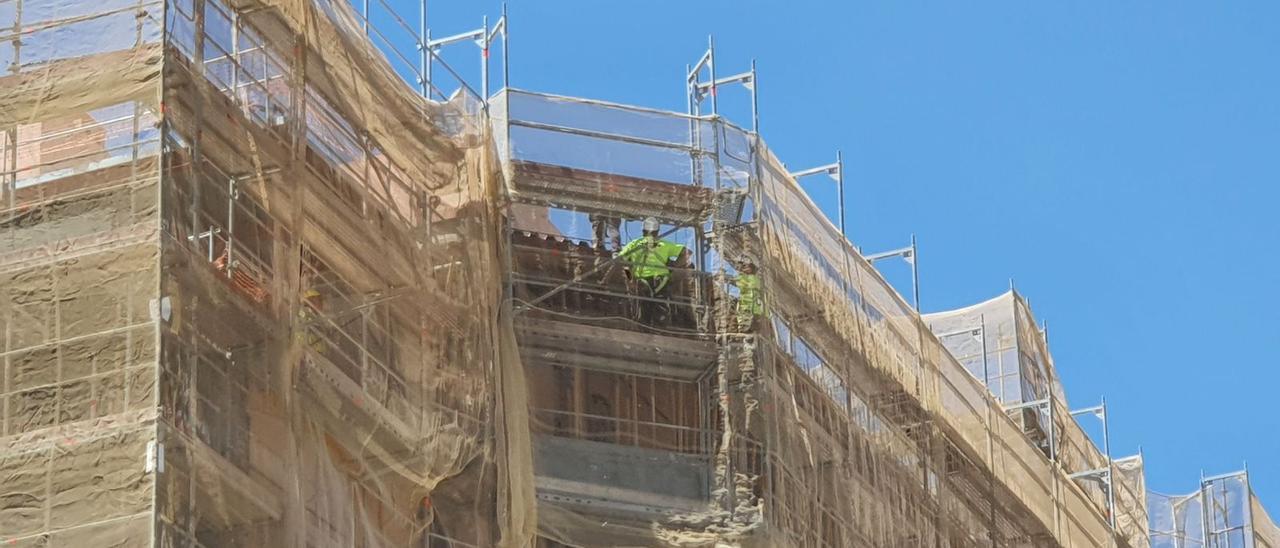 Varios obreros, ayer, en una de las obras que se ejecutan en el entorno del puerto deportivo de Marbella.