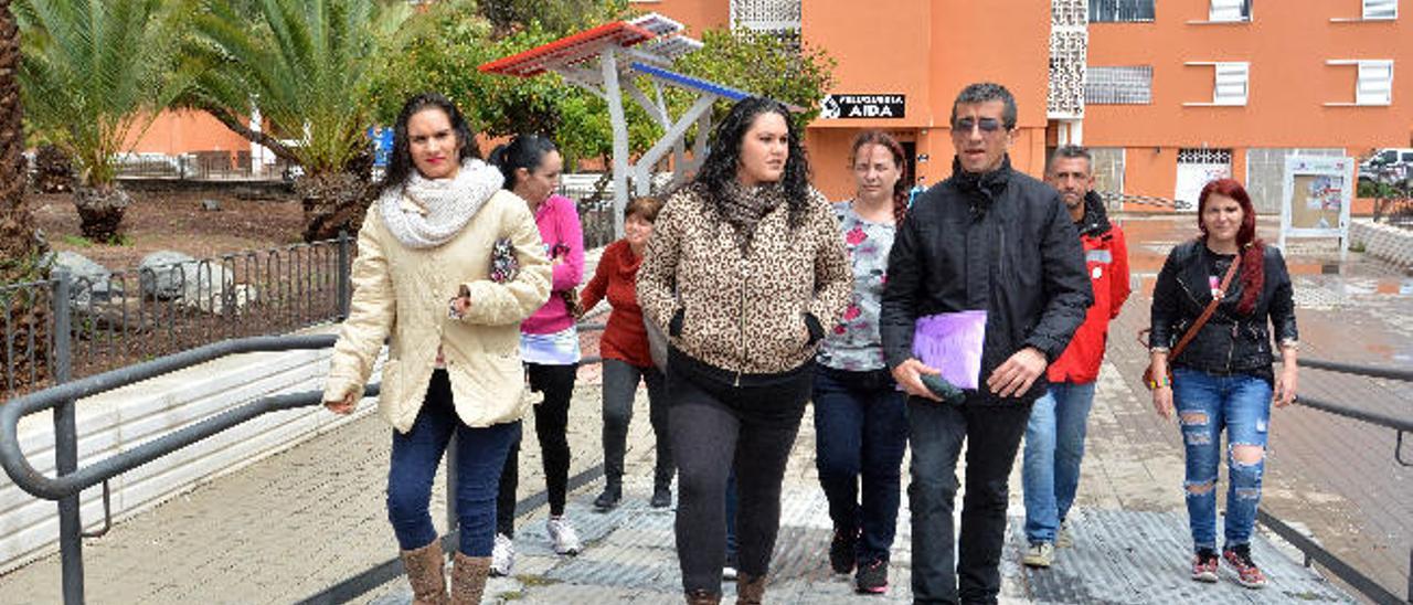 Un grupo de usuarios de servicios sociales, ayer, cerca de la unidad de trabajo social de Las Remudas.