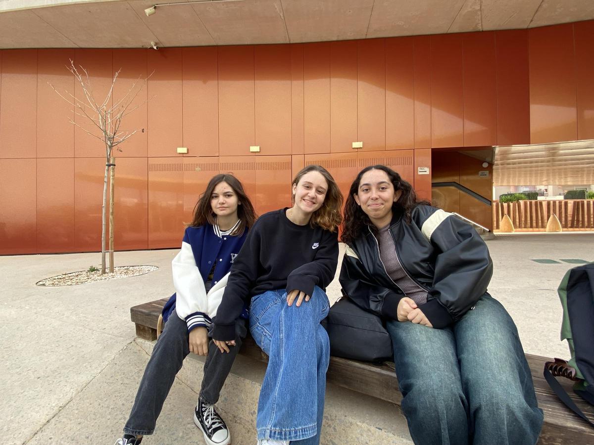 Abby, Natalia y Tanit acudieron a Caló de s'Oli para ver el filme.