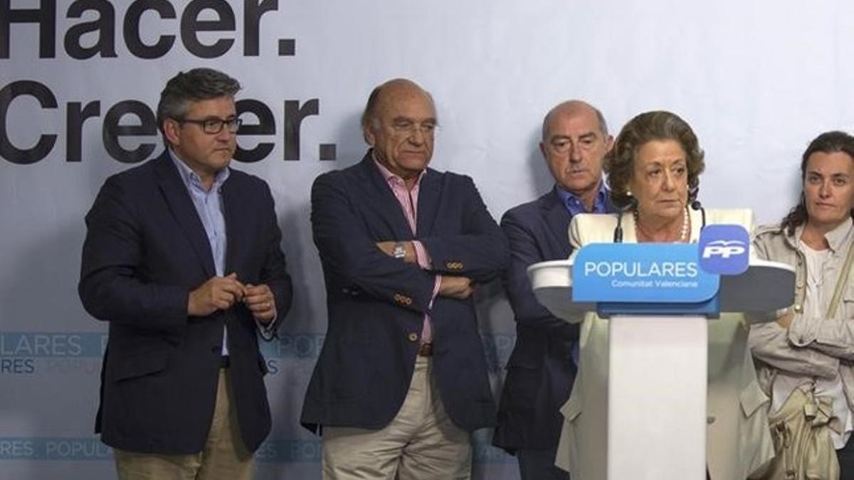 Rita Barberá con varios de los concejales investigados de la operación Taula, durante la noche electoral del 24-M.