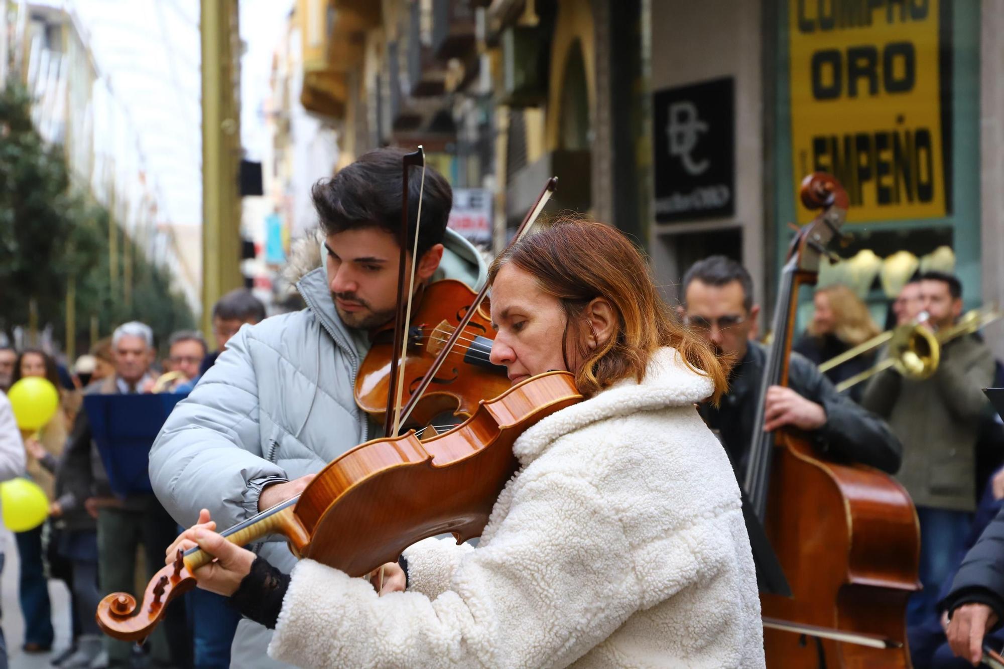 La Orquesta de Córdoba inerpretando Adeste Fideles en la calle Cruz Conde