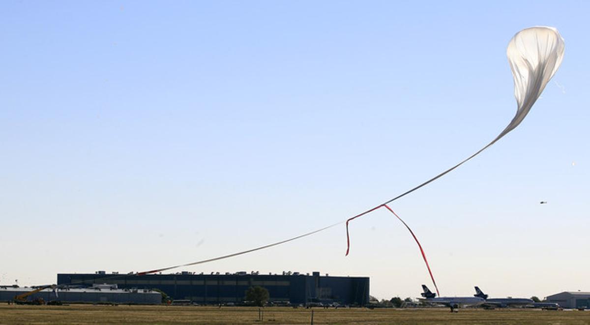 El globus d’heli, durant l’inflament.