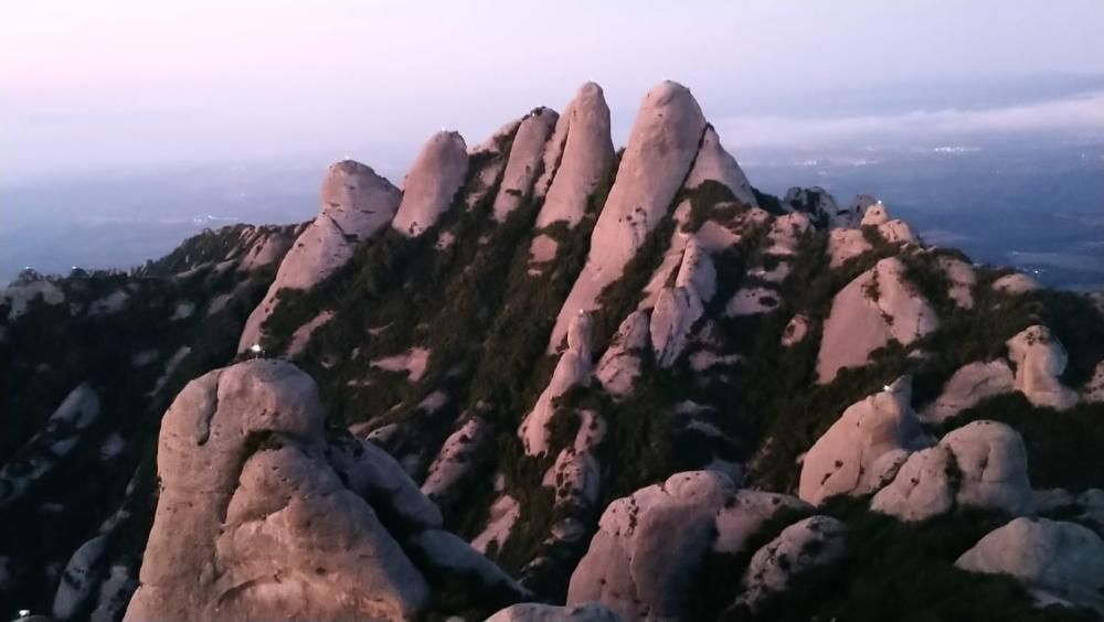 «Llum i llibertat» il·lumina les agulles de Montserrat