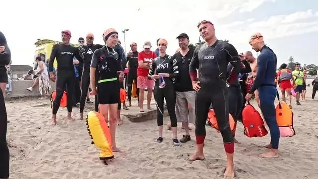 Travesía a nado contra el daño cerebral en la playa do Preguntoiro de Vilaxoan