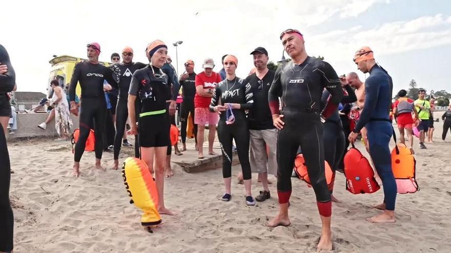 Travesía a nado contra el daño cerebral en la playa do Preguntoiro de Vilaxoan