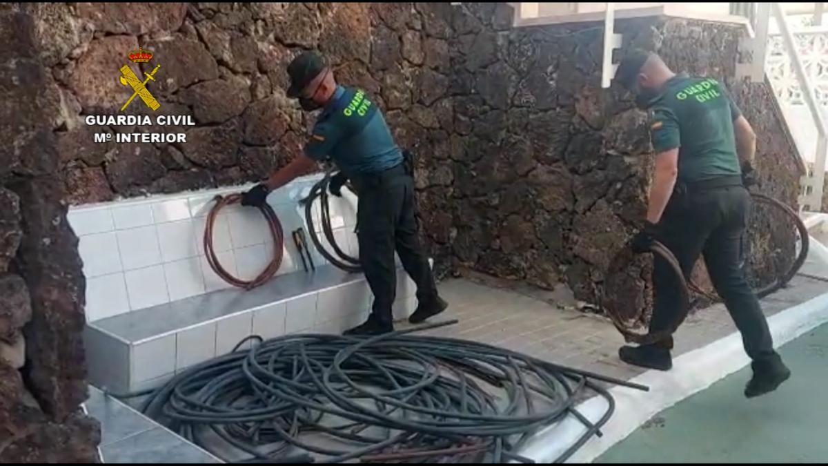 Dos guardias civiles junto al cableado de cobre recuperado en Fuerteventura