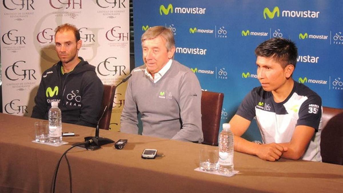 Alejandro Valverde y Nairo Quintana flanquean al mánager del equipo Movistar, Eusebio Unzué.