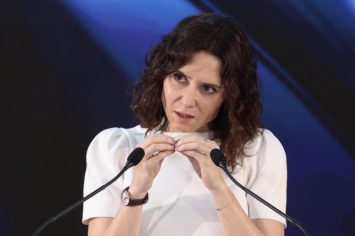 Ayuso advierte de que en México y en España está muriendo la democracia