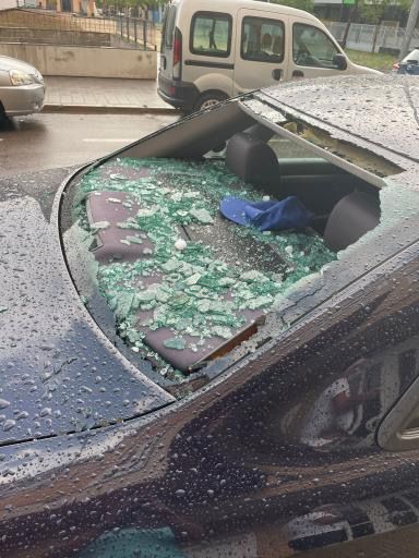 Centenares de vehículos de toda la provincia sufrieron durante la intensa granizada de ayer daños en sus lunas y cristales