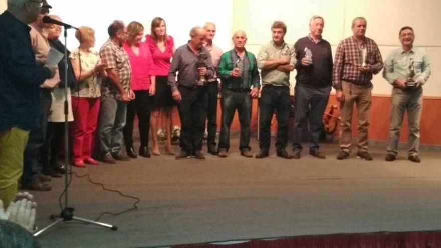 Foto de familia de participantes y ganadores en el concurso de Ponga, el sábado.