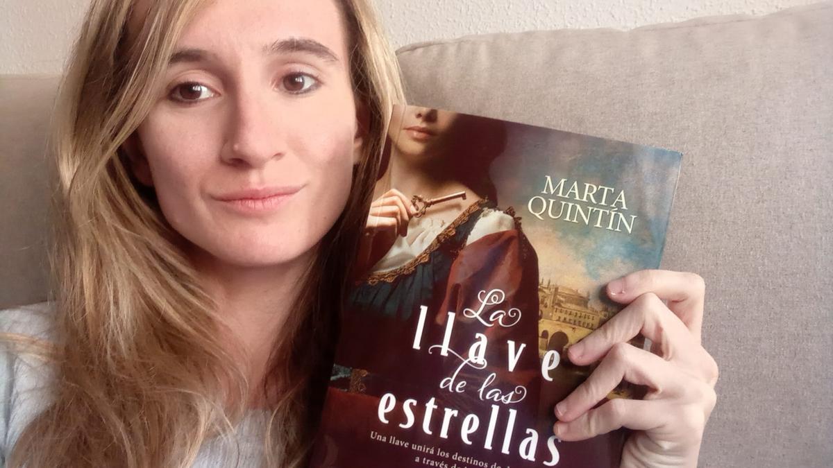 Marta Quintín posa junto a un ejemplar de su última novela